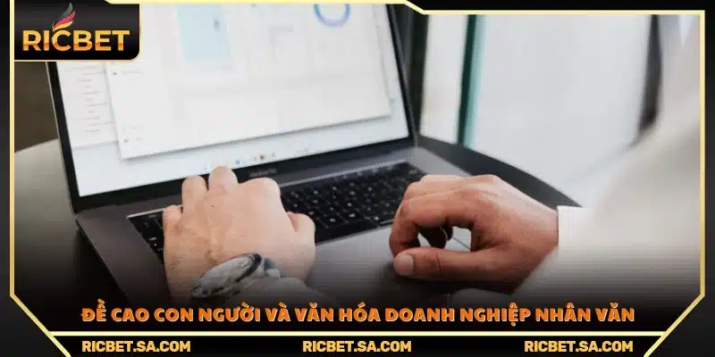 Lấy yếu tố con người và văn hóa nhân văn làm nền tảng